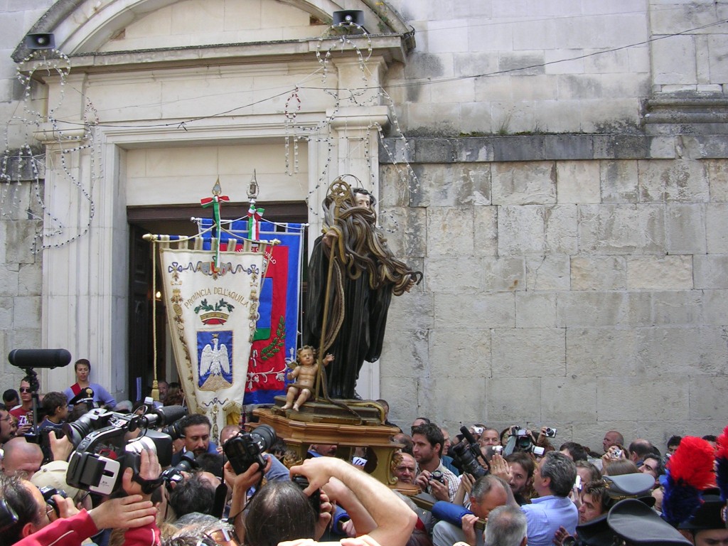 una folla di devoti e di pellegrini accoglie il simulacro all'uscita dalla chiesa