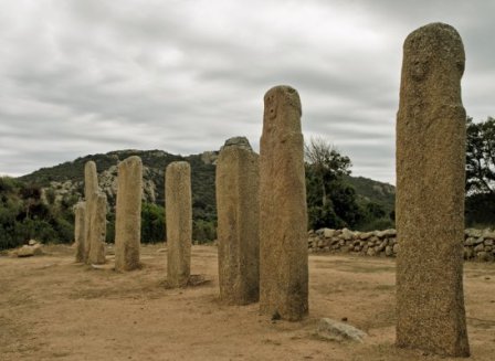 Menhir e tombe di età villanoviana all’isola d’Elba