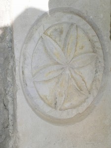 Fiore della vita scolpito sul portale di san Bevignate a Perugia