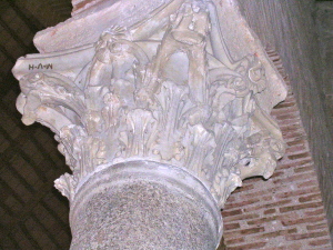 Uno dei trigrammi sui capitelli della chiesa di Sant'Angelo in Perugia