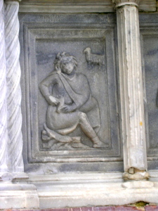 Delle due formelle dedicate a Marzo, la prima rappresenta un personaggio allegorico ereditato dal mondo classico: lo spinario o cavaspina