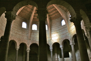 Il colonnato circolare  presenta otto coppie di colonne orientate come una rosa dei venti