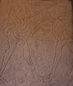 duello tra due principi etruschi: sullo scudo di destra è raffigurato il fiore della vita. VI-V secolo a.C.