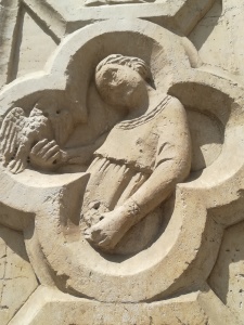 Dama con falco. Rilievo medievale. (Foto A. Bazzoli)