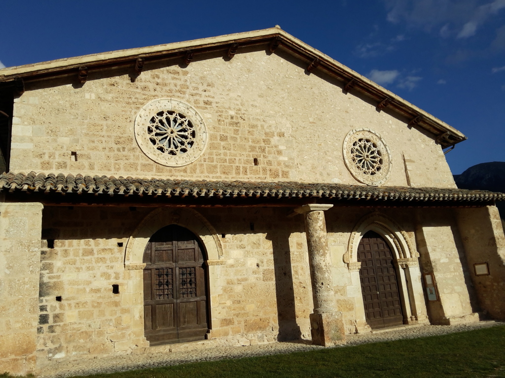 questa bellissima e antichissima chiesa purtroppo non esiste più a causa del terremoto del 26 ottobre 2016 che  ha fatto crollare l' edificio già danneggiato dal precedente terremoto dello scorso agosto (foto A.Bazzoli) 